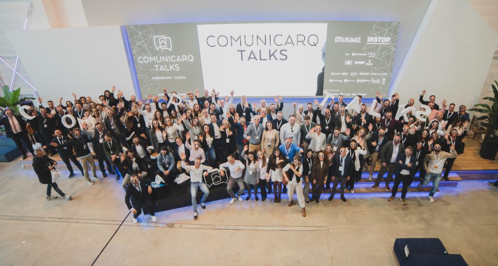 Asistentes Comunicarq Talks saludando desde el escenario